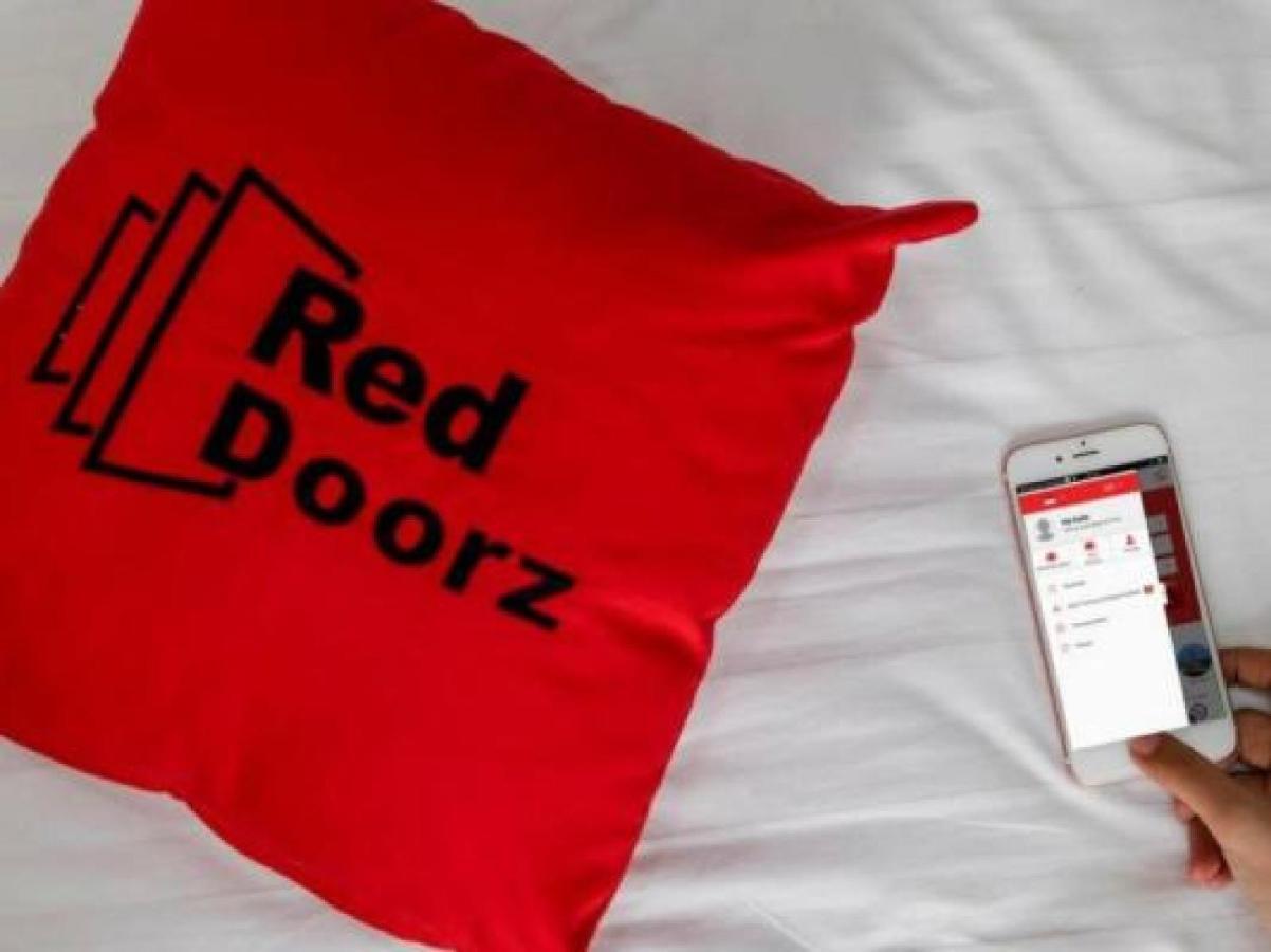 Готель Reddoorz Near Pasar Turi Station Kapasari Екстер'єр фото